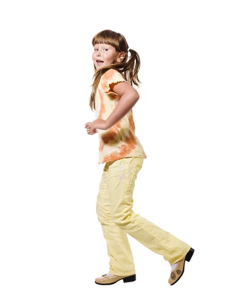 Kleines Mädchen zu Fuß — Stockfoto
