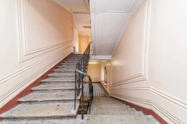 Лестница многоквартирного дома — стоковое фото