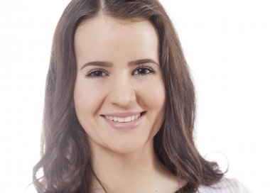 genç esmer gülümseyen