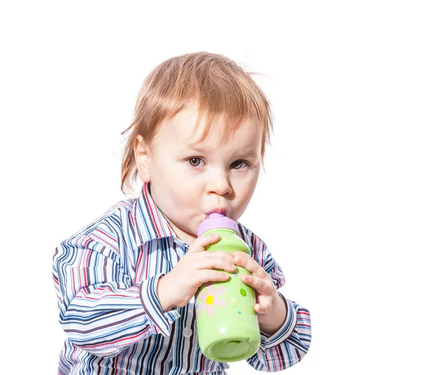 Toddler chłopiec picia — Zdjęcie stockowe