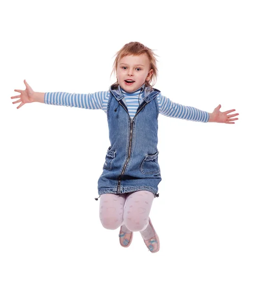 Liten flicka hoppar — Stockfoto
