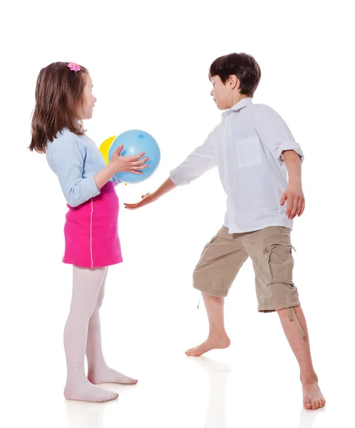 Hermano y hermana jugando — Foto de Stock