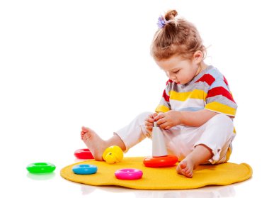 yürümeye başlayan çocuk kız oynamaya