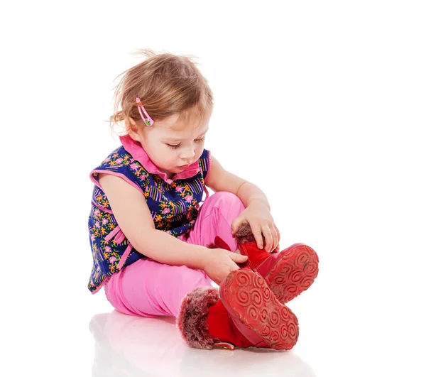 Småbarn att sätta på skor — Stockfoto
