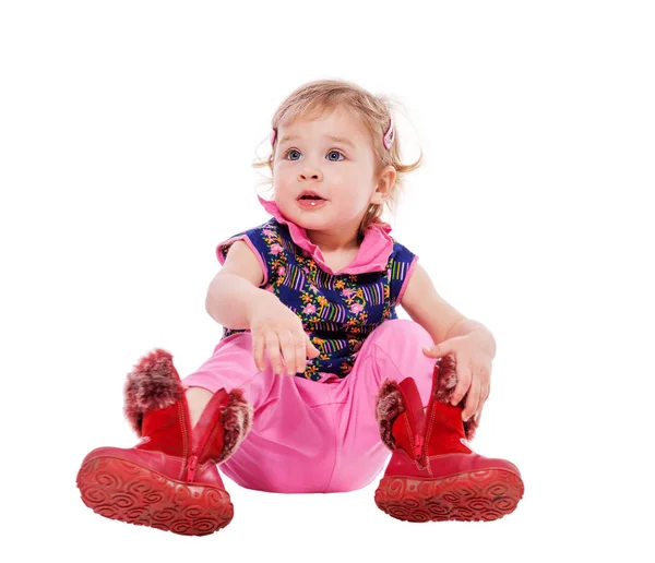 Toddler putting on shoes — Stock Photo, Image