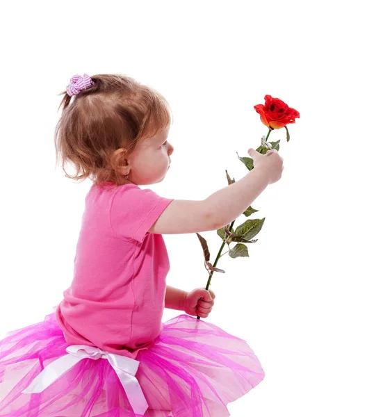 Девочка, держащая розу — стоковое фото
