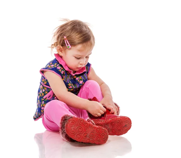 Niño pequeño poniéndose zapatos —  Fotos de Stock