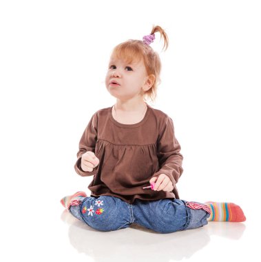 küçük kız oturuyor