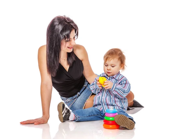 Mutter spielt mit Sohn — Stockfoto