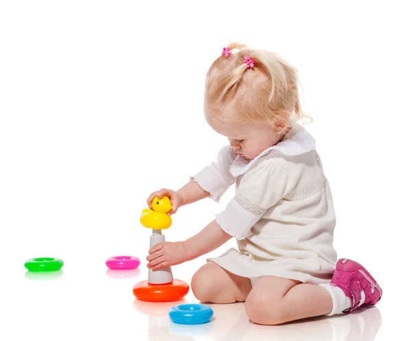 Klein meisje spelen — Stockfoto