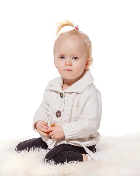 Kleines Mädchen sitzend — Stockfoto