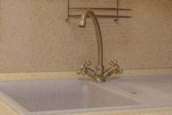 Wasserhahn in der Küche — Stockfoto