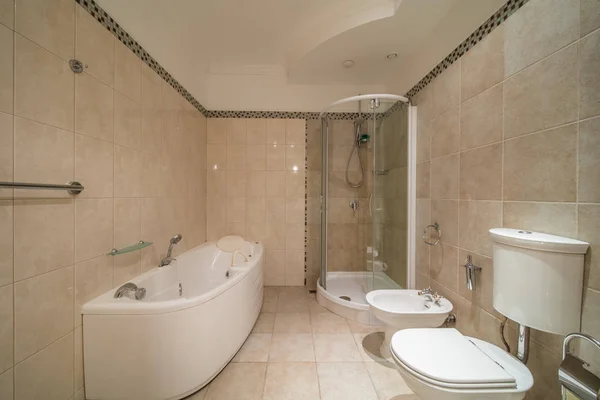 Маленькая бежевая ванная комната — стоковое фото
