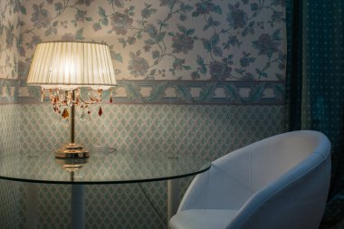 masa sandalye yakınındaki