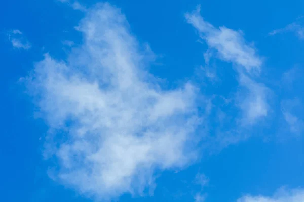 Derin Mavi Parlak Gökyüzü Beyaz Kabarık Bulutlar Ile — Stok fotoğraf