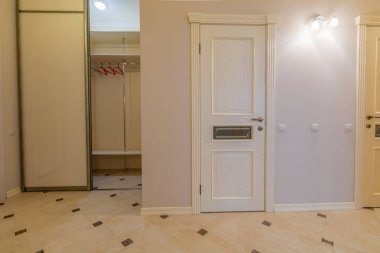 Ayna ile modern daire boş parlak giriş