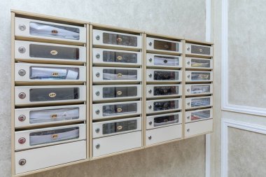 Boş hall lüks iç duvar posta kutuları ile