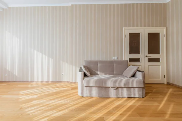 Przytulne Wygodne Nowa Sofa Stojący Pustym Pokoju Nowoczesne — Zdjęcie stockowe