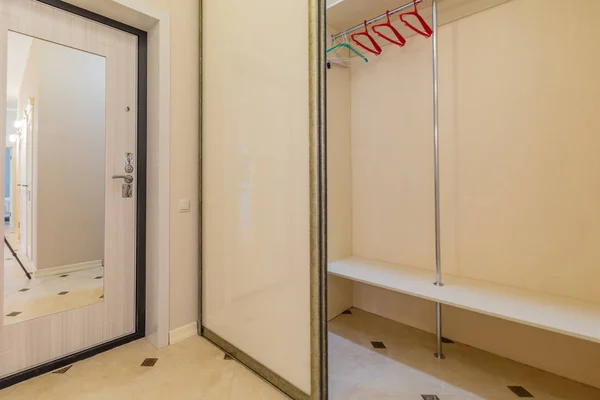 Dentro Puerta Abierta Vestidor Moderno Vacío — Foto de Stock