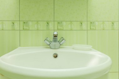 Modern musluk ve banyo seramik lavabo yakın çekim