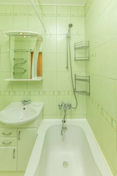 Mały Zielony Kafelek Łazienka Wanną Umywalką — Zdjęcie stockowe