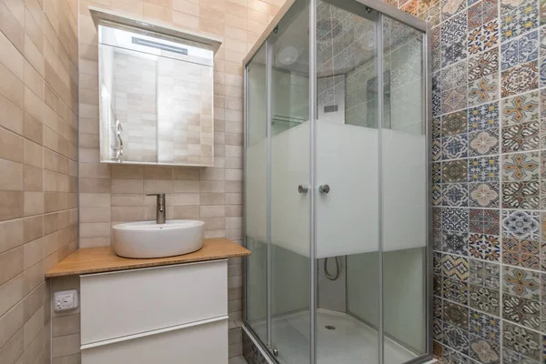 Piccolo Bagno Piastrellato Beige Con Cabina Doccia Lavabo — Foto Stock