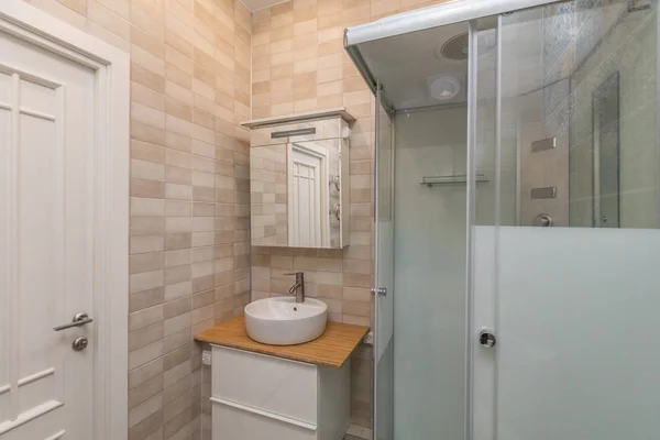 Pequeño Baño Azulejos Beige Con Cabina Ducha Lavabo — Foto de Stock