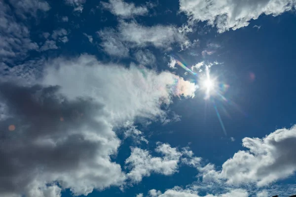 Sonne Und Wolken Schöner Sommerhimmel Hintergrund — Stockfoto
