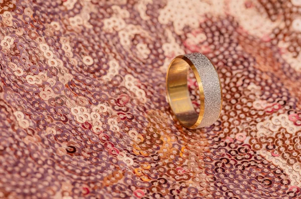 Simples Anel Casamento Dourado Bonito Sobre Fundo Dourado Brilhante — Fotografia de Stock