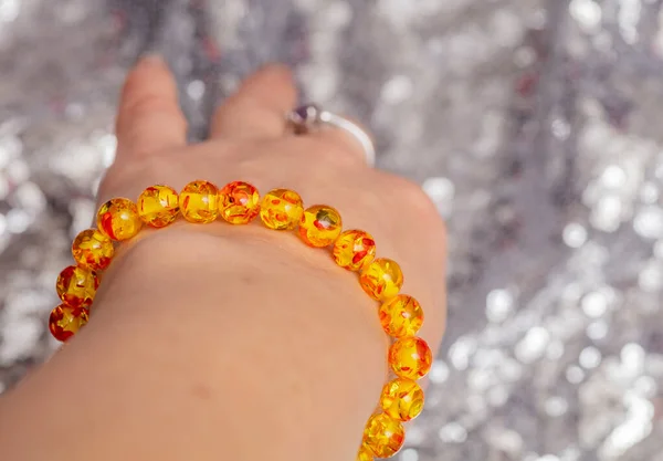 Mooie Levendige Gouden Amber Armband Met Zelfs Ronde Kralen Hand — Stockfoto