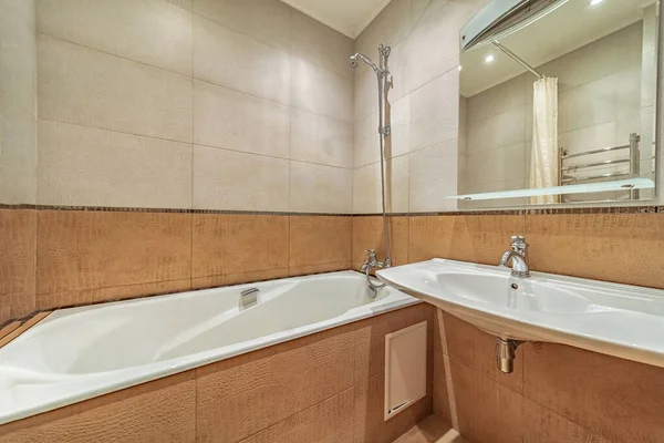 Luminoso Limpio Pequeño Baño Azulejos Beige Con Tubo Baño Lavabo — Foto de Stock