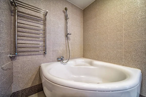 带有现代瓷砖的浴室内部宽敞的新空按摩浴缸 — 图库照片