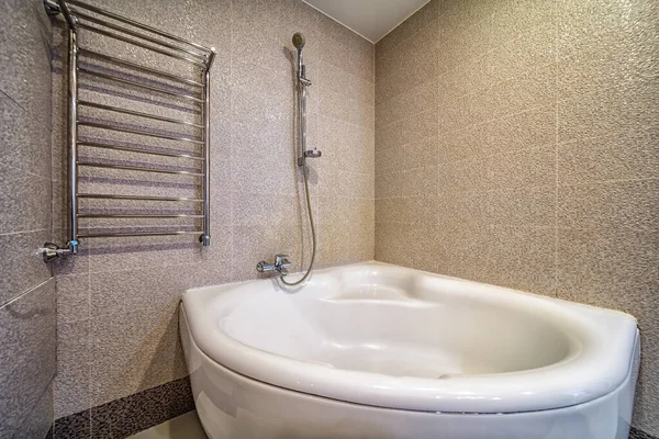 Ampia Nuova Vasca Idromassaggio Vuota Bagno Interno Con Piastrelle Moderne — Foto Stock