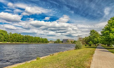 Martynova Embakement Srednyaya Nevka nehri yakınlarında yürüyen cadde, Saint Petersburg, Rusya