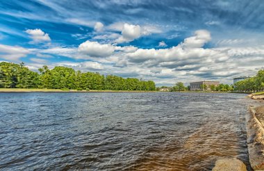 Martynova Embakement Srednyaya Nevka nehri yakınlarında yürüyen cadde, Saint Petersburg, Rusya