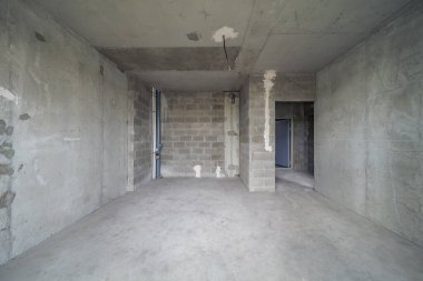 Konut yenileme şantiyesi. Yeni beton döşemeden önce boş oda