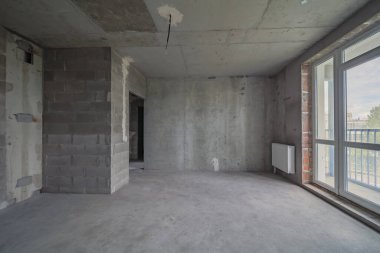 Konut yenileme şantiyesi. Yeni beton döşemeden önce boş oda