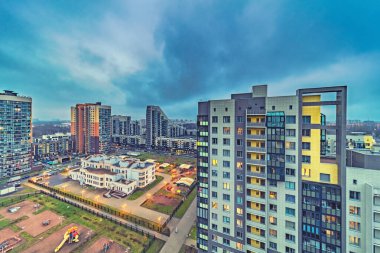 Akşam banliyösünde penceresi yanan yeni modern konut binaları