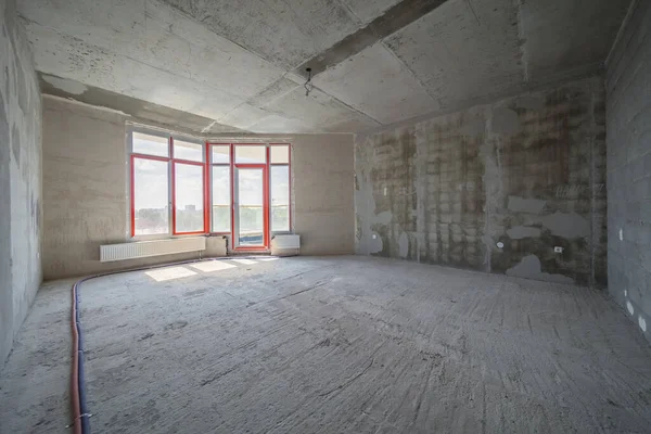 Konut yenileme şantiyesi. Yeni beton döşemeden önce boş oda