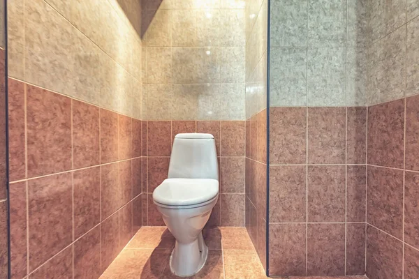 トイレの部屋にあるトイレのボウル ベージュタイルの装飾と床とトイレ — ストック写真