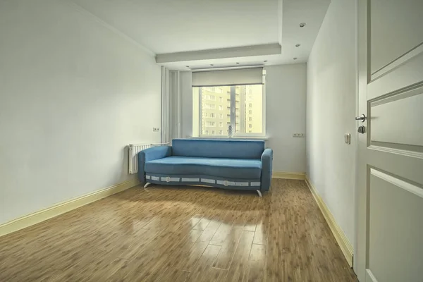 Acogedor Pequeño Estudio Interior Del Apartamento Luz Del Día Azul — Foto de Stock