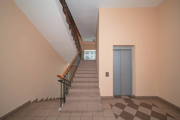 Elevador Escadas Para Cima Para Baixo Edifício Elegante Moderno — Fotografia de Stock