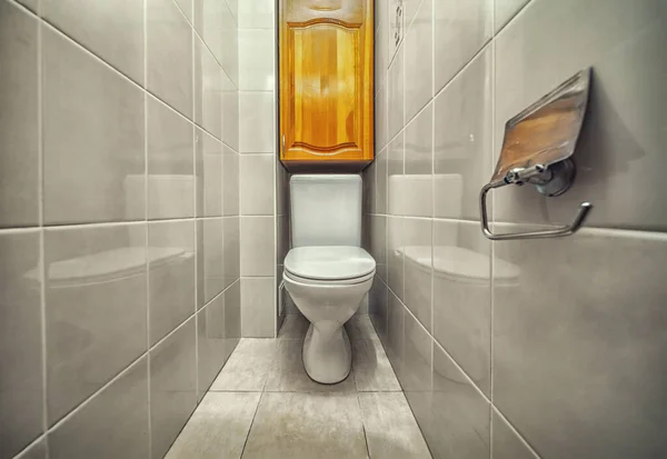 厕所里的马桶碗 带米黄色瓷砖装饰和地板的休息室 — 图库照片