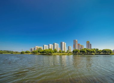 Yazın güneşli bir günde gökdelenleri ve parkları olan yeni bir yerleşim yeri.