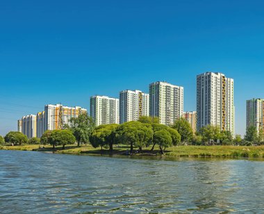 Yazın güneşli bir günde gökdelenleri ve parkları olan yeni bir yerleşim yeri.