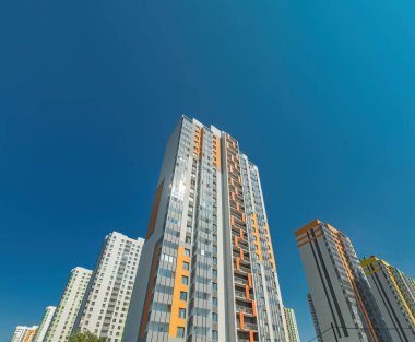 Yazın güneşli bir günde gökdelenleri ve parkları olan yeni bir yerleşim yeri.