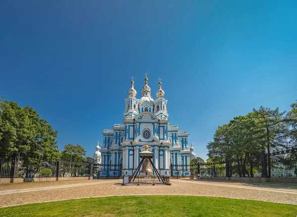 St. Petersburg 'daki İsa Katedralinin Smolny Dirilişi. Rusya güneşli yaz günü gezisi