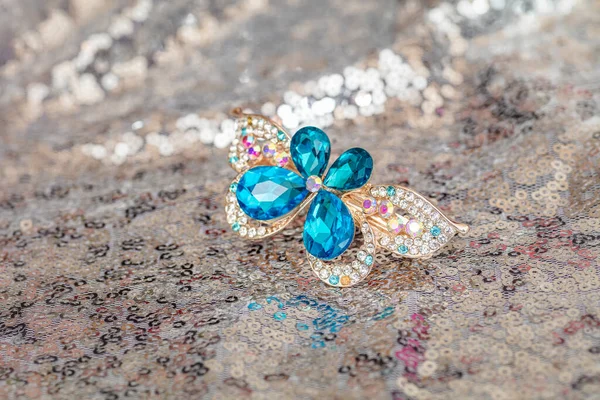 Bastante Brillante Azul Piedra Preciosa Forma Mariposa Horquilla Sobre Fondo — Foto de Stock