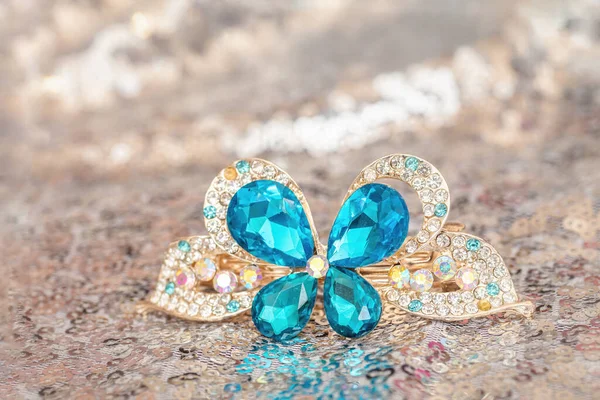 Piuttosto Brillante Blu Gemma Forcina Forma Farfalla Sfondo Argento — Foto Stock