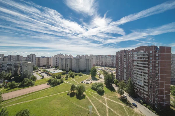 Residencial Nuevo Barrio Con Rascacielos Parques Verano Día Soleado Brillante —  Fotos de Stock